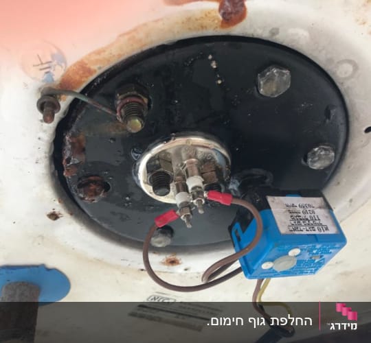 חלק תחתון של דוד שמש עם חיבורים חשמליים